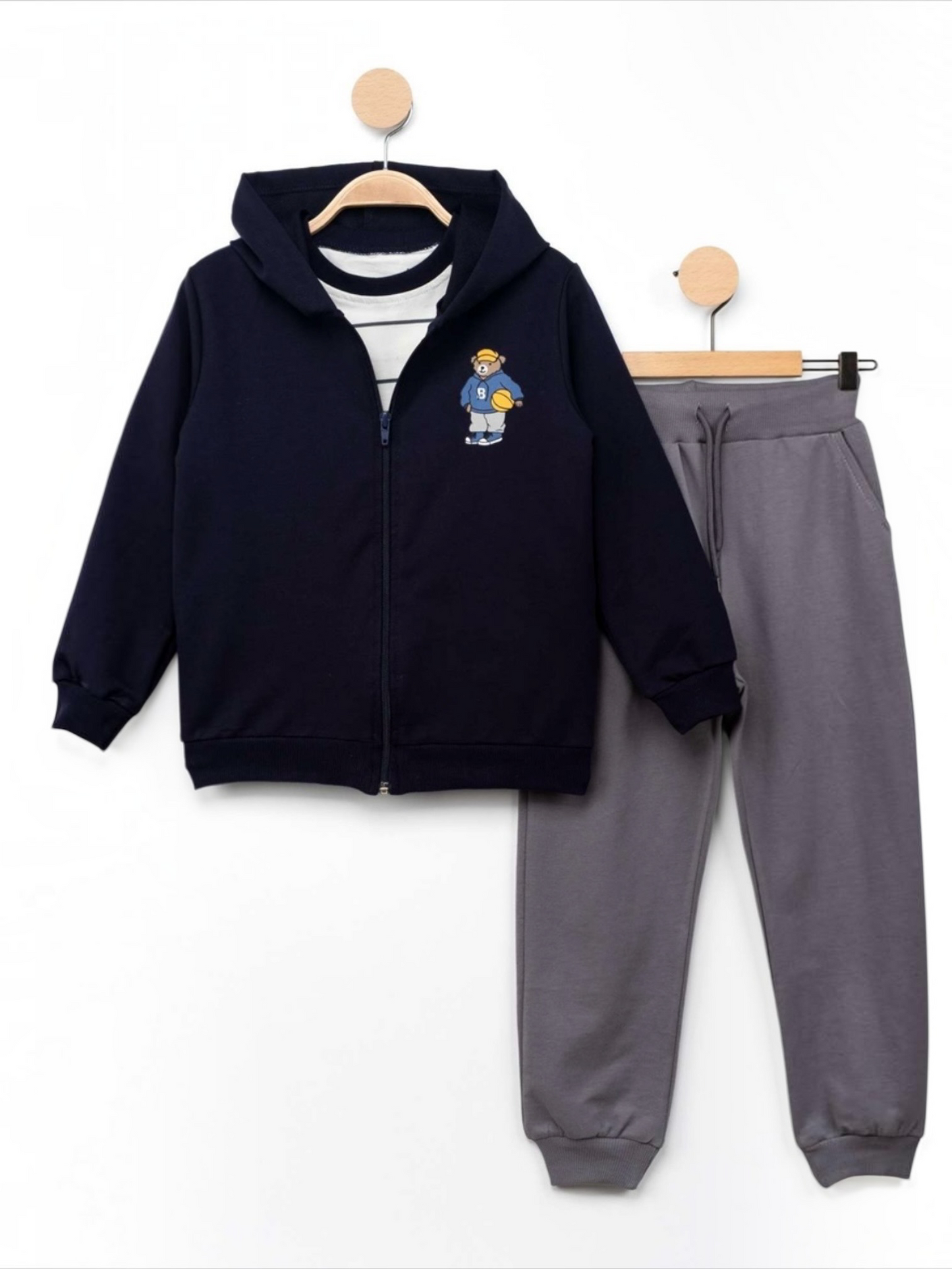 Set 3 piese sport pentru băieți: Hanorac cu fermoar și broderie Ursuleț, Tricou și Pantaloni de trening