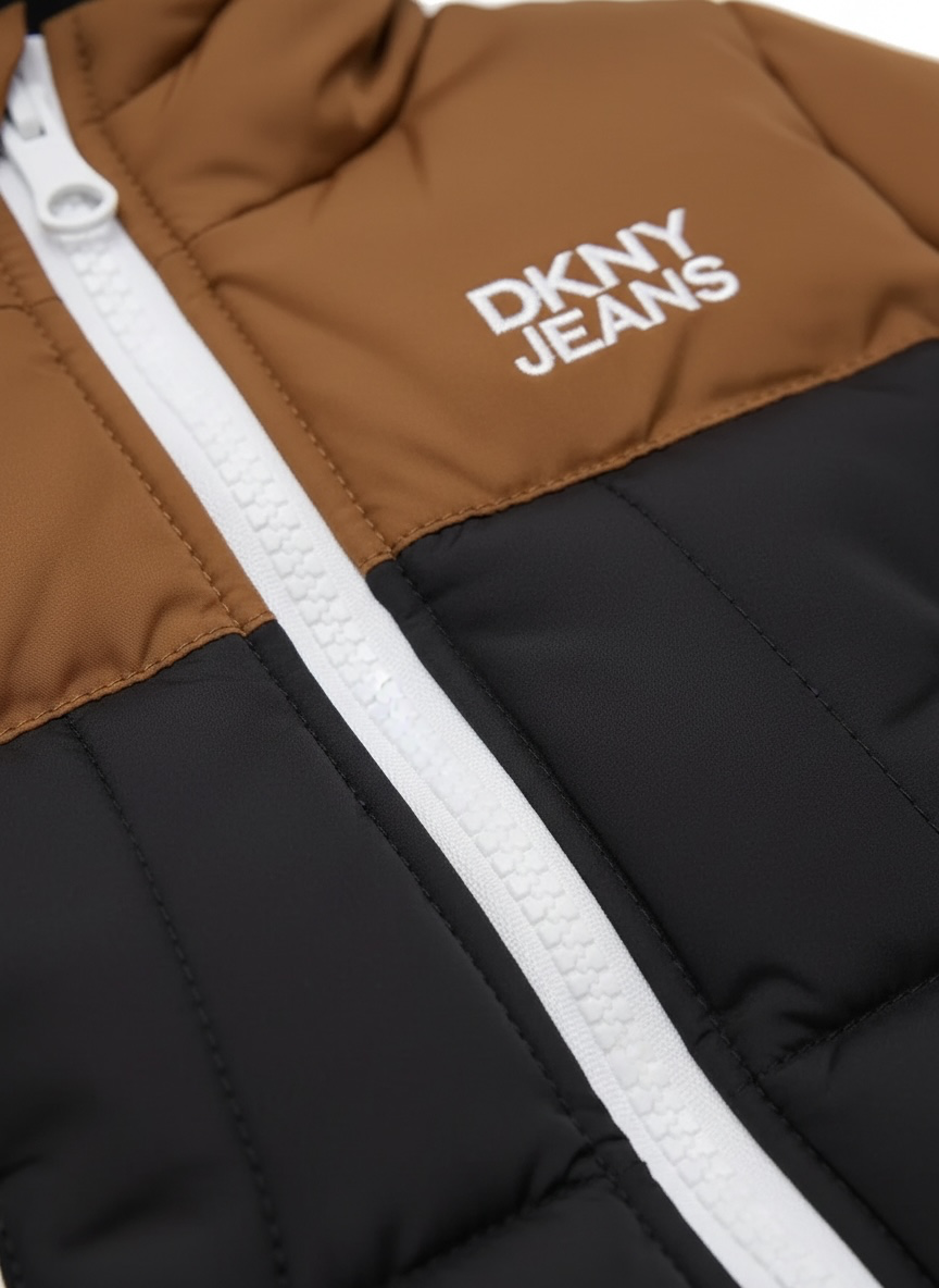 Combinezon DKNY matlasat în nuanțe de negru și maro
