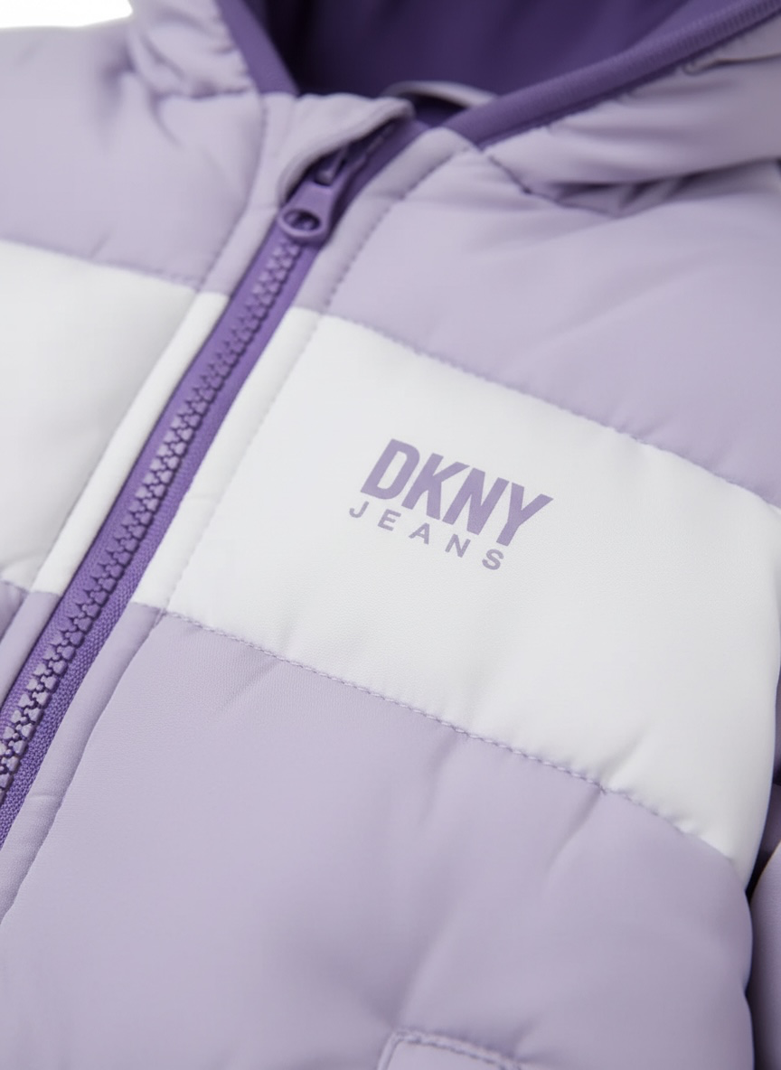 Combinezon DKNY mov cu detalii albe pentru bebeluși