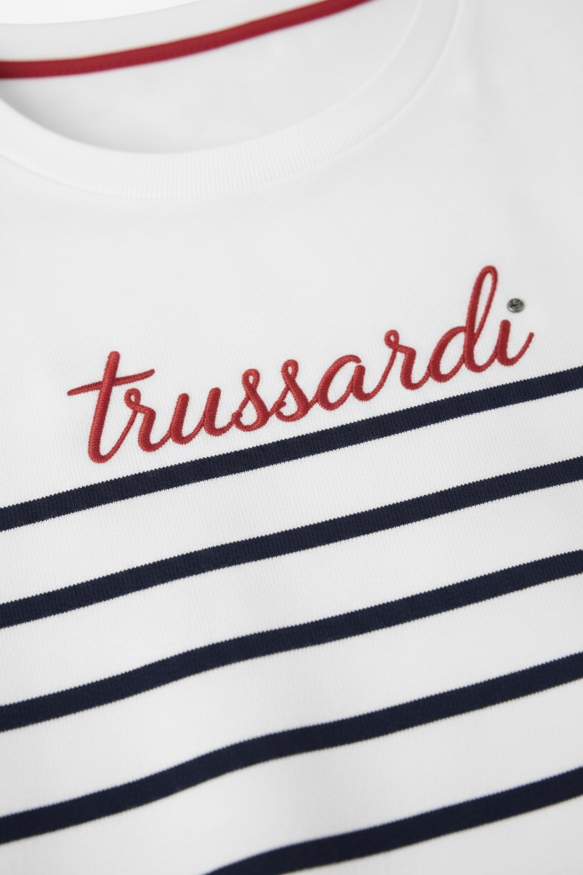Tricou Trussardi Junior Fete – Alb cu Dungi Bleumarin, Detalii Metalice și Logo Script