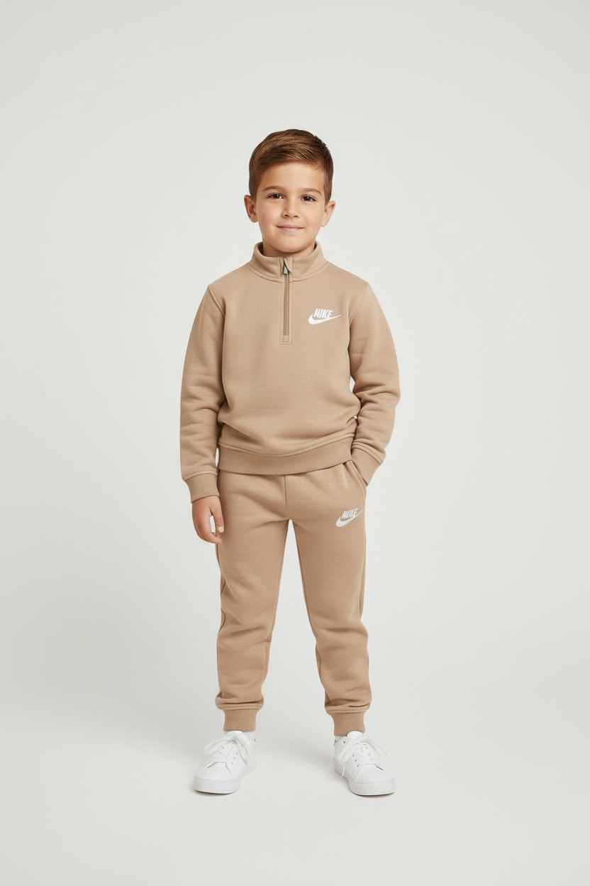 Set Trening Copii Nike Bej – Hanorac cu Fermoar Scurt și Pantaloni Joggers din Fleece Moale