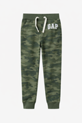 Pantaloni Trening Copii GAP Camuflaj – Pantaloni Sport cu Imprimeu Militar și Logo Alb