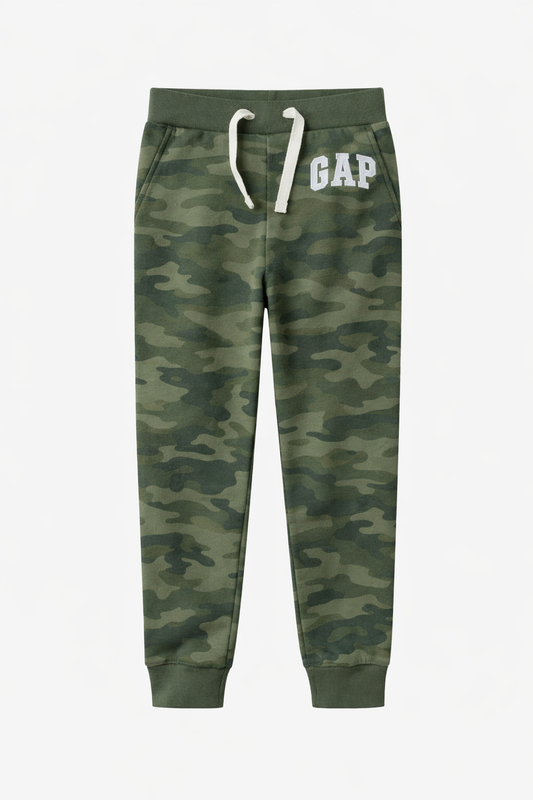 Pantaloni Trening Copii GAP Camuflaj – Pantaloni Sport cu Imprimeu Militar și Logo Alb