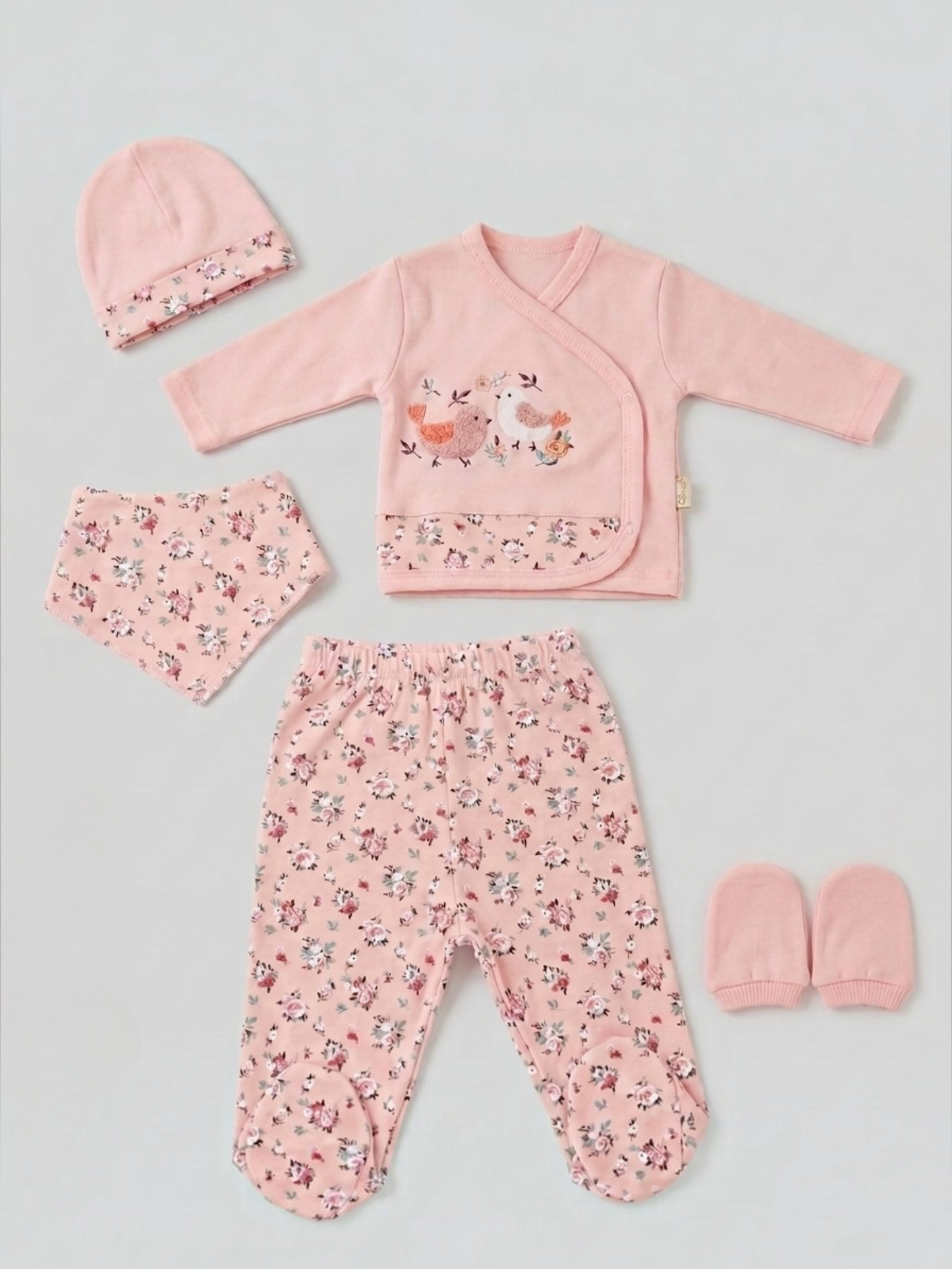 Set Cadou Bebeluși 5 Piese – Bluzică cu păsări, Pantaloni cu Botoși, Căciuliță, Bavețică și Mănuși, Roz
