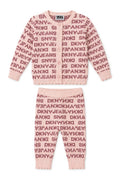 Set 2 piese fetite DKNY cu logo all over roz- cardigan si pantaloni
