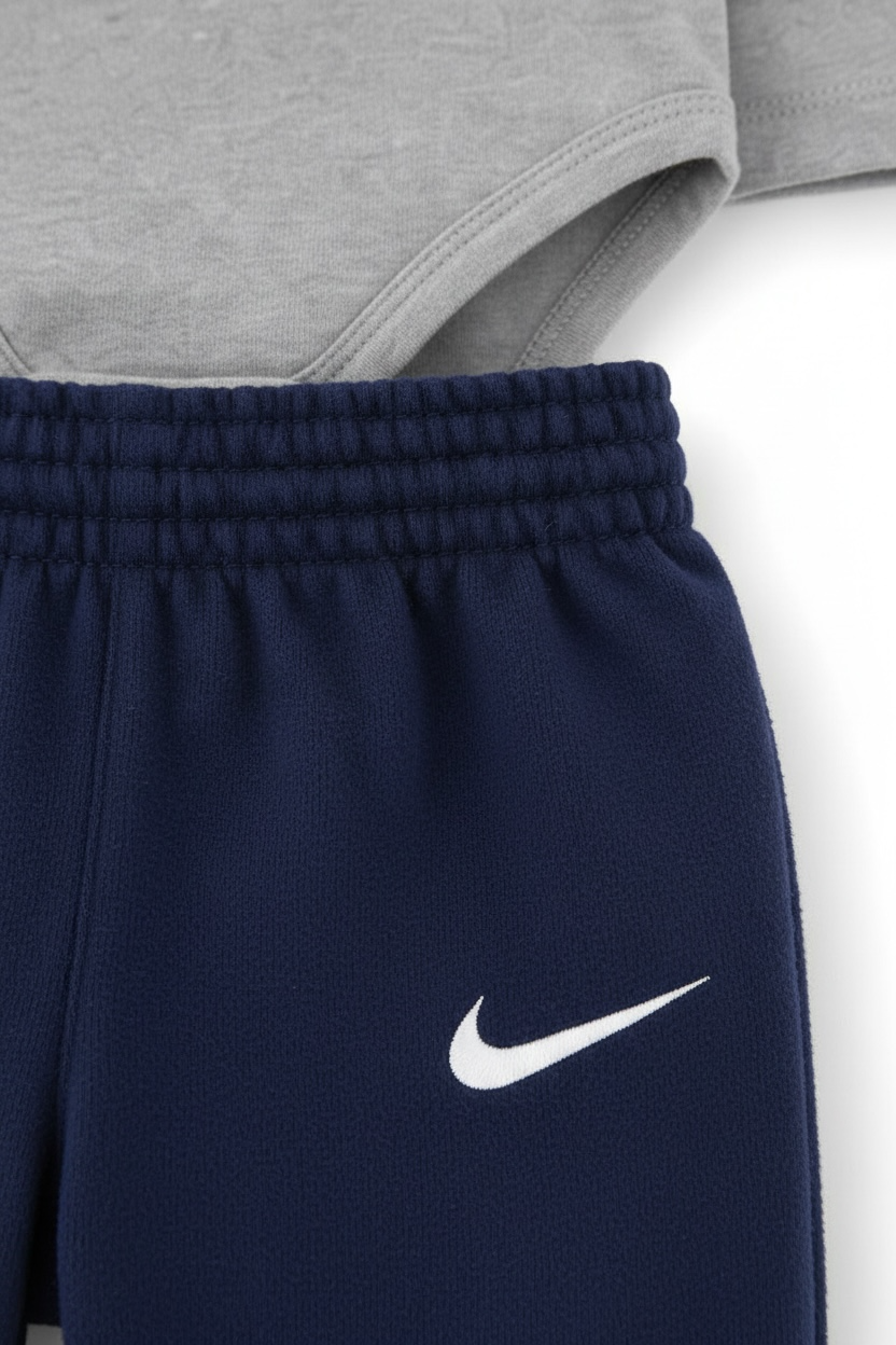 Set 2 piese bebelusi body si pantaloni cu logo central - gri/bleumarin
