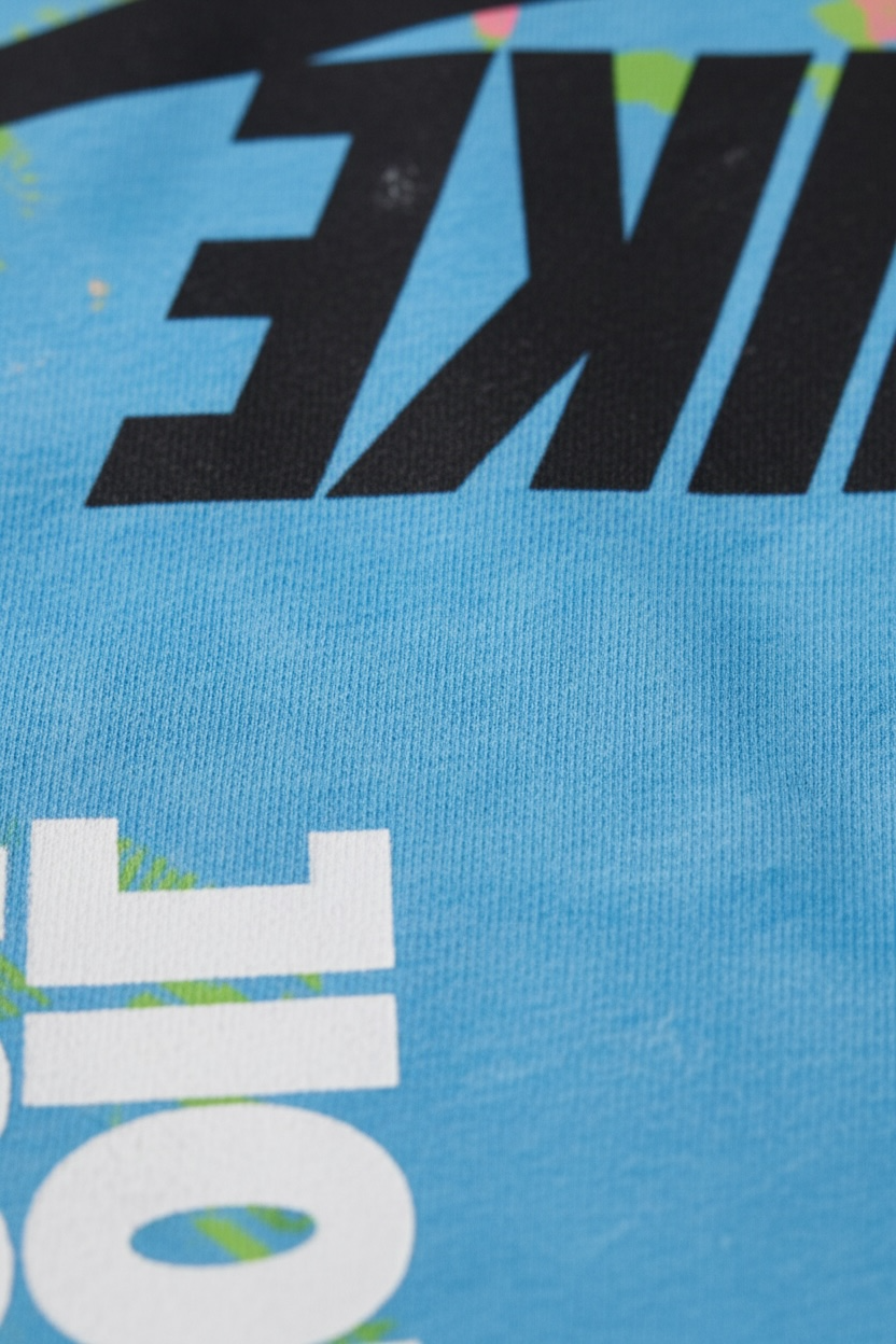 Set vara Nike - Tricou albastru cu design all over si pantaloni scurti negri