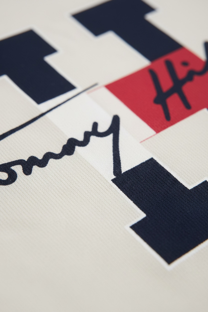 Tricou Tommy Hilfiger cu logo imprimat central - crem