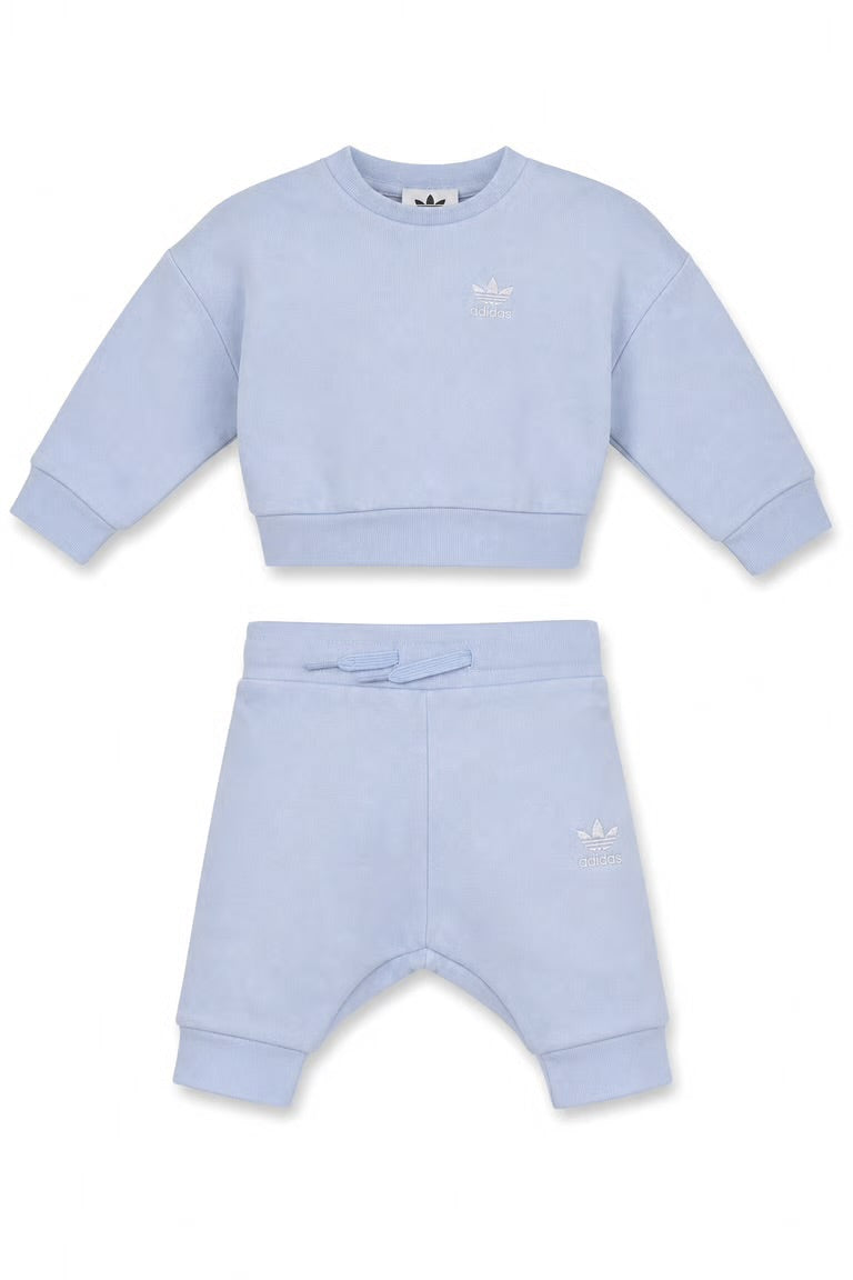 Trening Adidas bleu pastel cu logo brodat si imprimeu pe spate