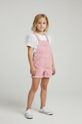 Salopeta Guess roz pudrat - Tricou alb cu volane, logo elegant