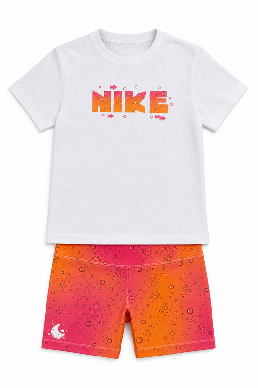 Set Nike tricou alb cu detalii colorate si pantaloni scurti portocalii