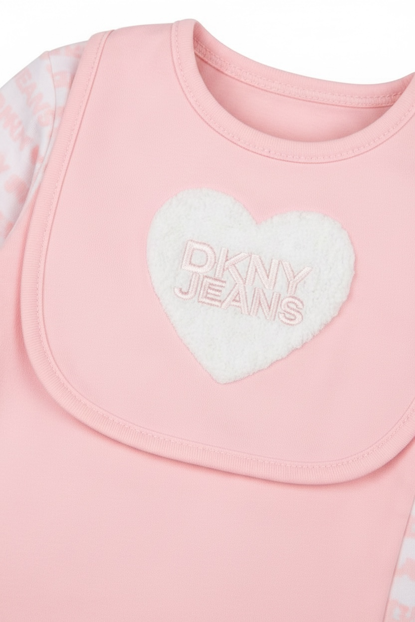 Set 3 Piese Bebe Fete DKNY: Salopetă, Body și Bavețică, Roz cu Dungi/Inimioară