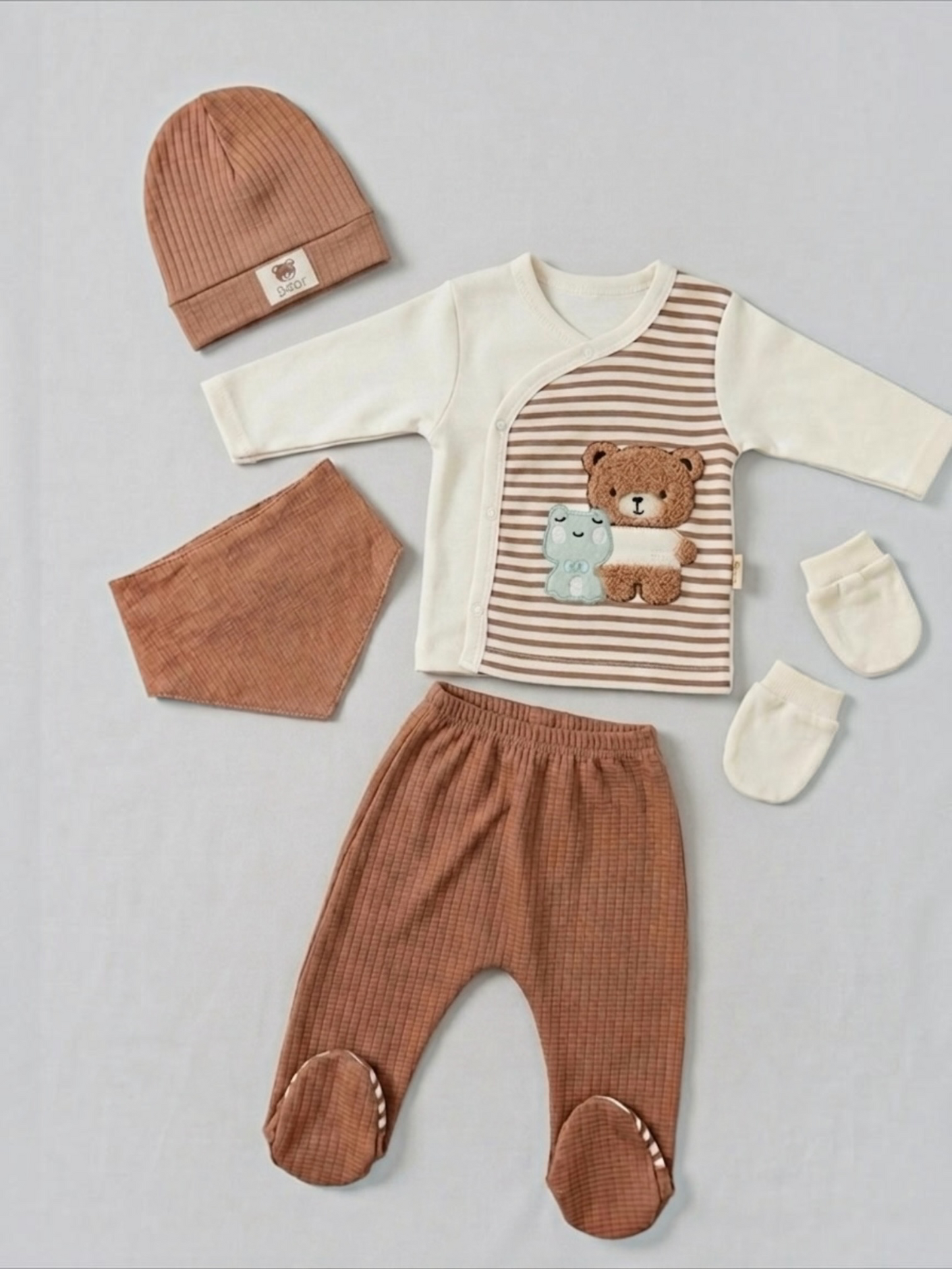 Set Cadou Bebeluși 5 Piese – Bluză cu Ursuleț, Pantaloni cu Botoși, Căciuliță, Bavețică și Mănuși, Maro/Bej