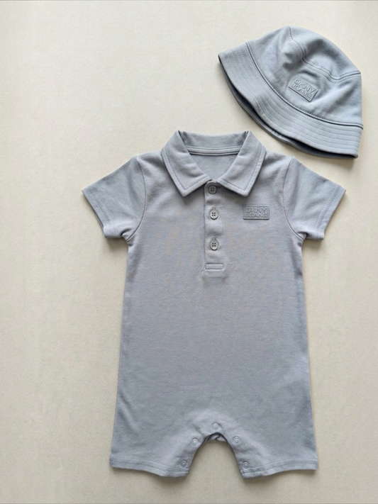 Set salopetă scurtă și pălărie DKNY Jeans albastru