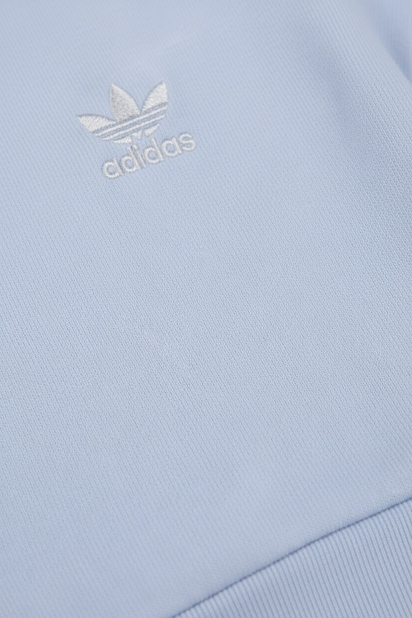 Trening Adidas bleu pastel cu logo brodat si imprimeu pe spate