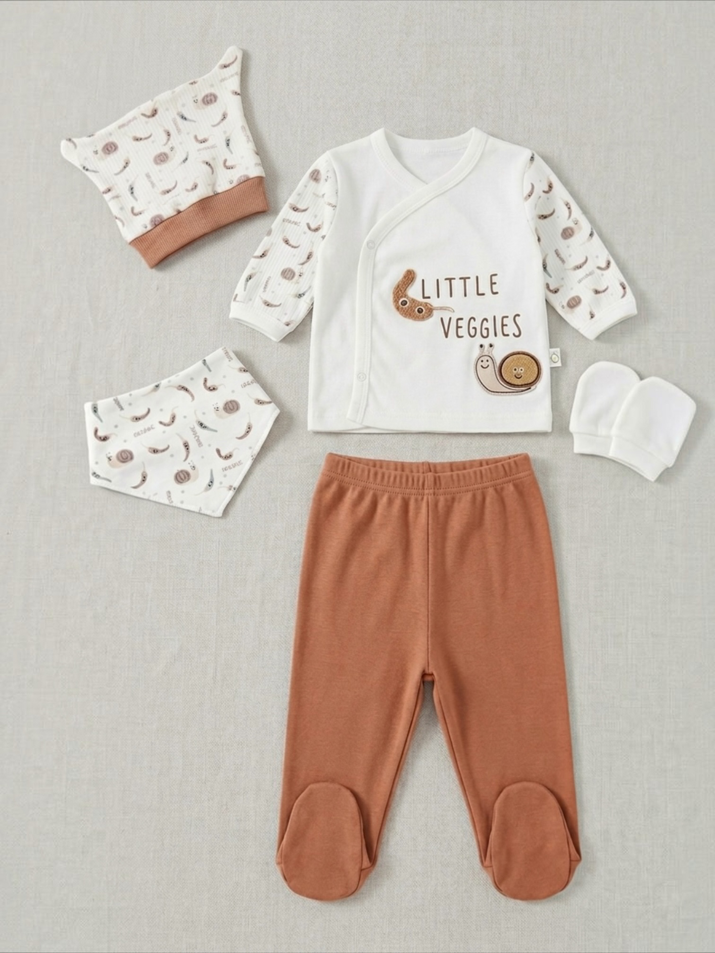 Set Cadou Bebeluși 5 Piese – Bluză „Little Veggies”, Pantaloni cu Botoși, Căciuliță, Bavețică și Mănuși, Caramiziu/Alb
