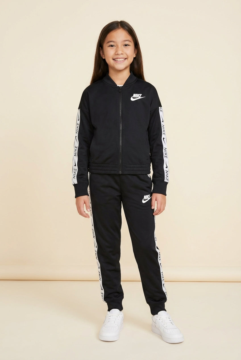 Set Trening Nike Kids Sportswear, Negru – Design Iconic cu Bandă Logo
