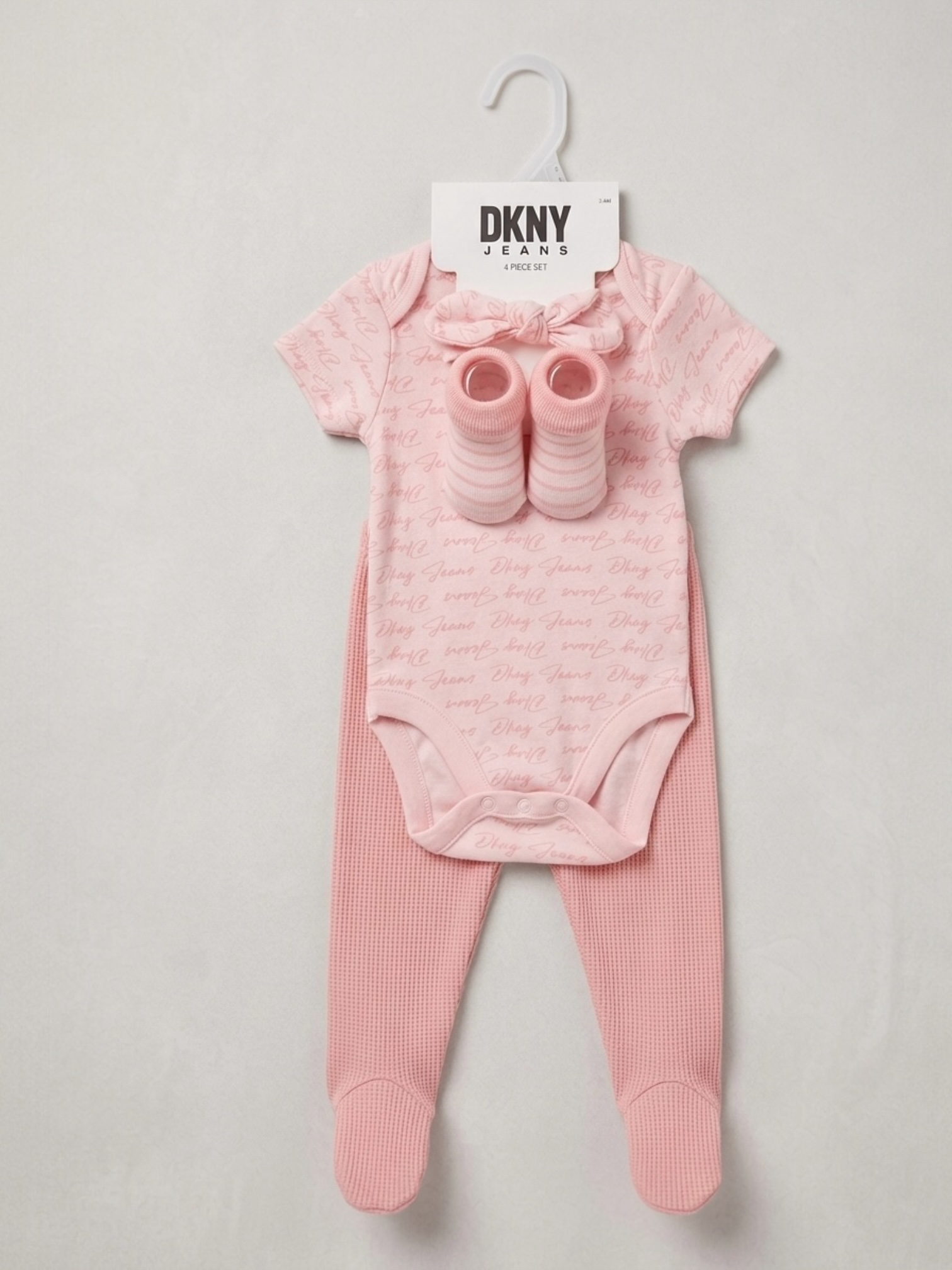 Set bebelusi DKNY 4 piese roz pudrat - body, pantaloni, bentiță si botosei