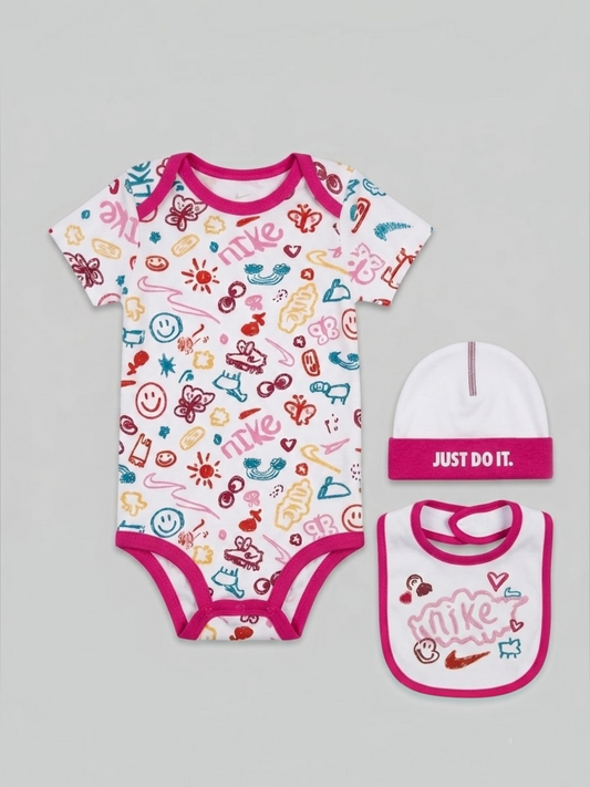 Set 3 Piese Nike Bebeluși, Roz/Alb – Body cu Logo Grafic, Bavetica și Căciulă asortată