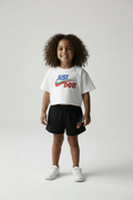 Set de vară Nike copii, tricou alb cu logo multicolor și pantaloni scurți negri