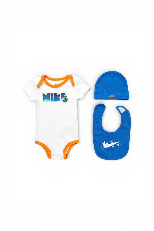 Set 3 Piese Nike Bebeluși, Alb/Albastru – Body cu Logo Grafic, Bavețică și Căciulă asortată