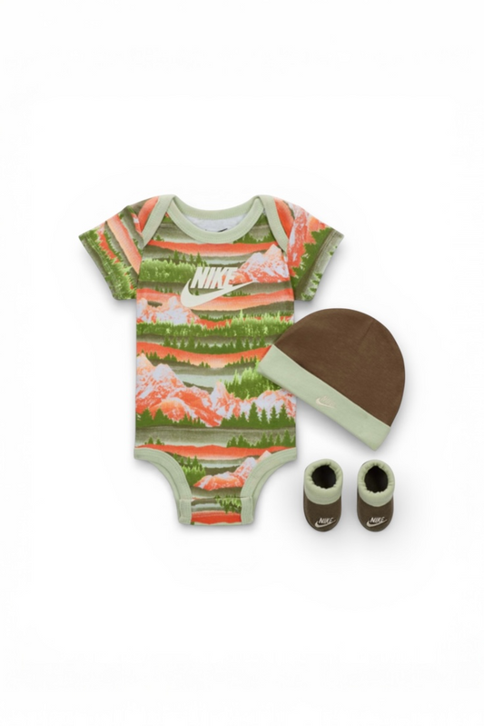 Set 3 Piese Nike Bebeluși, Multicolor – Body cu Imprimeu Peisaj, Căciulă și Botoșei