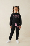 Set Trening Fete True Religion Negru – Hanorac Crop și Pantaloni Cargo cu Logo Roz