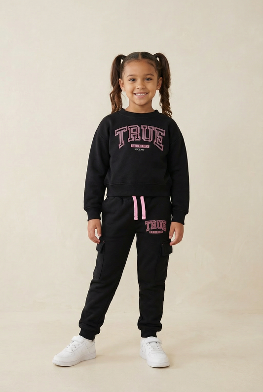 Set Trening Fete True Religion Negru – Hanorac Crop și Pantaloni Cargo cu Logo Roz