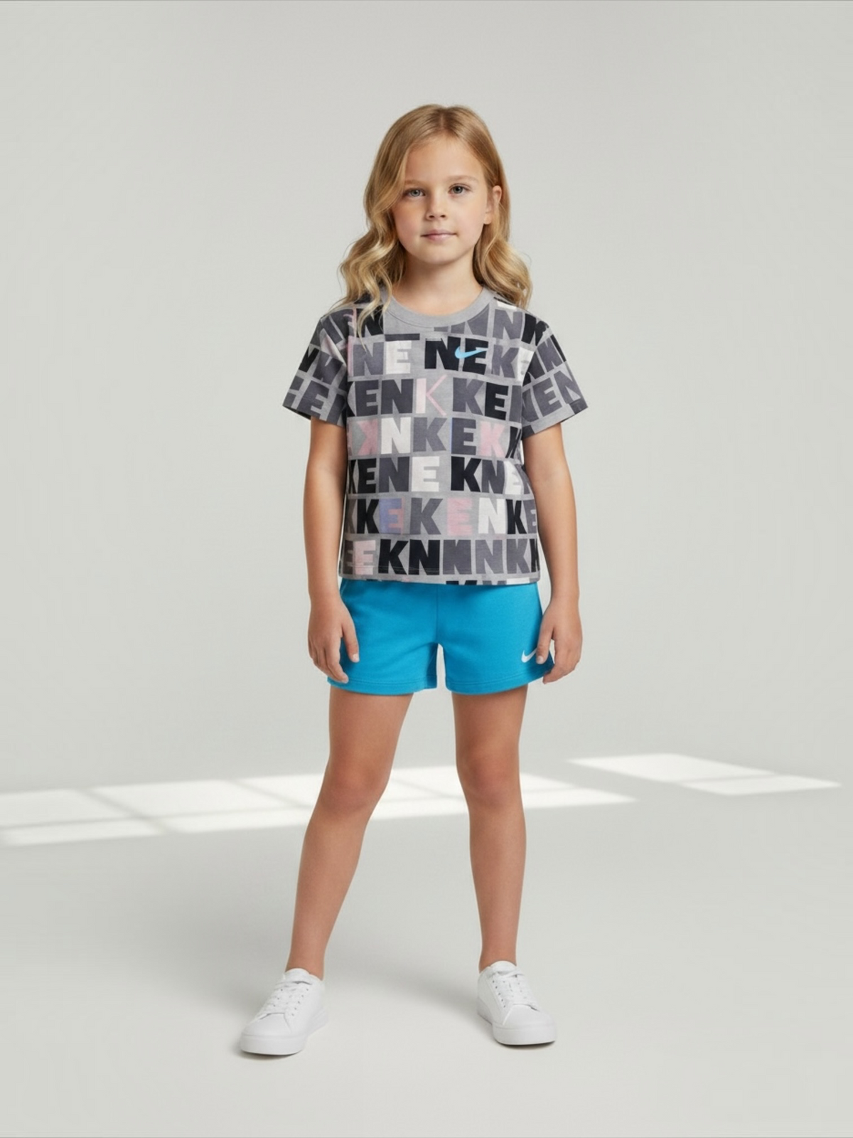 Set Nike copii, tricou cu model grafic alb-negru și pantaloni scurți bleu