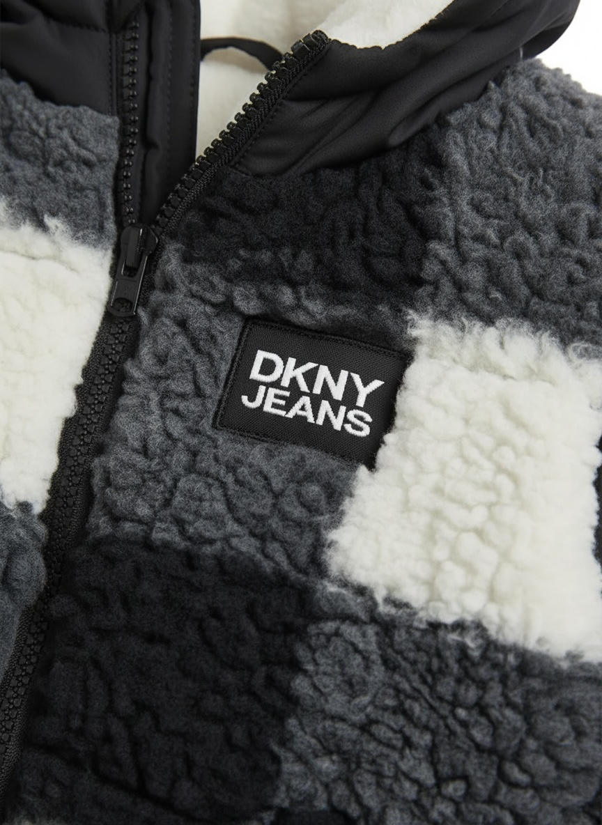 Combinezon DKNY cu imprimeu in carouri pentru bebeluși in nuanțe de alb și negru