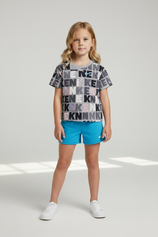 Set Nike copii, tricou cu model grafic alb-negru și pantaloni scurți bleu