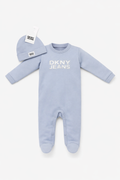 Set cadou bebeluși DKNY Jeans, salopetă și căciulă, Bleu