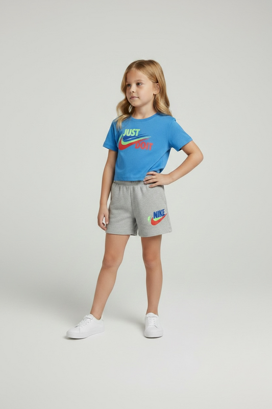 Set de vară Nike copii, tricou albastru cu grafică și pantaloni scurți gri