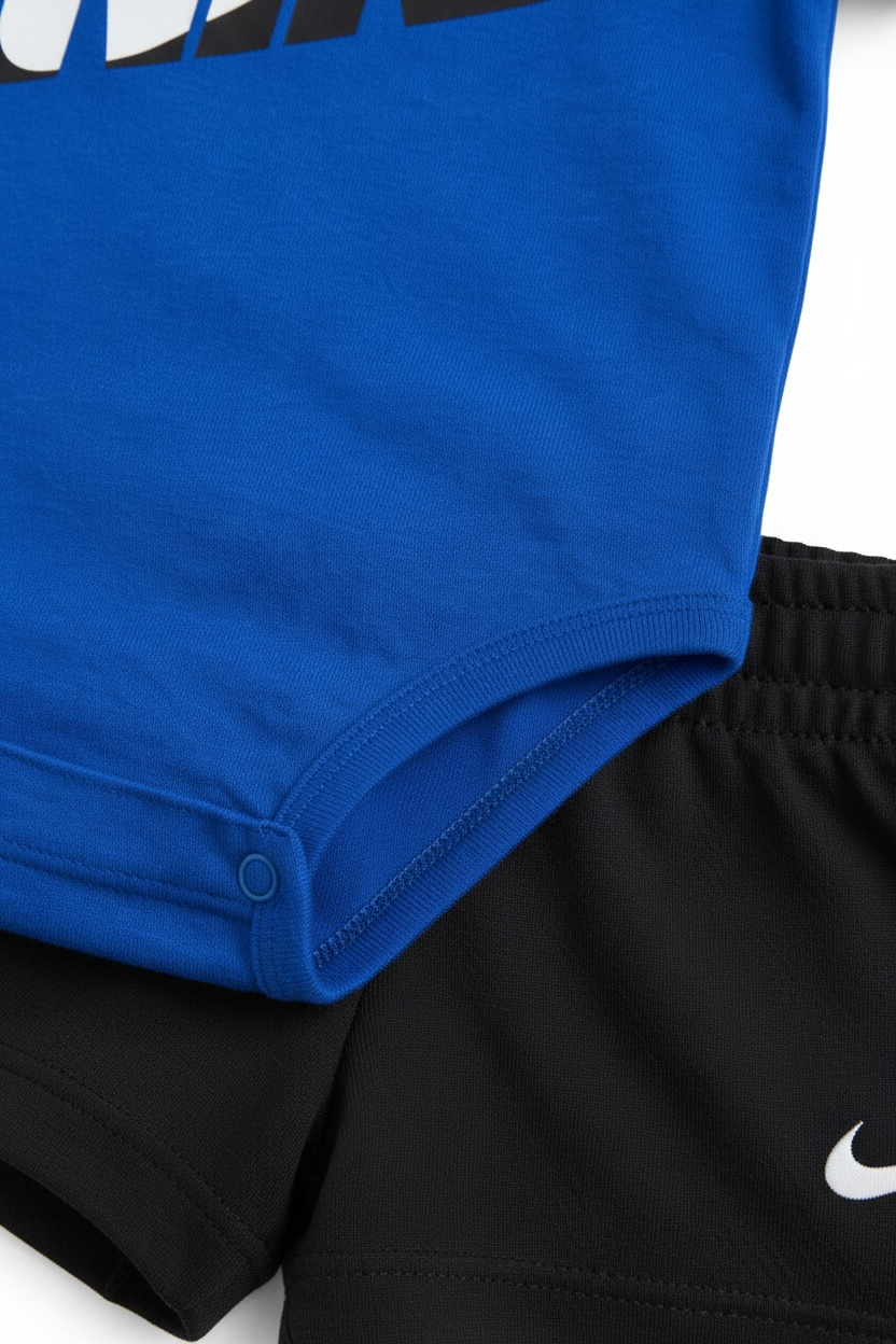 Set sport Nike copii, Tricou albastru cu logo și pantaloni scurți negri